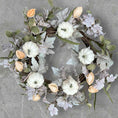 Bild in Galerie-Betrachter laden, Herbstkranz künstlich – Türkranz Outdoor – 55 cm – mit Kürbis & Calla – formbar – wetterfest – herbstliche Haustürdeko – Deko Herbst