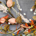 Bild in Galerie-Betrachter laden, Herbstlicher Kunstkranz 55 cm – wetterfest, biegsam – Herbst Deko für Tür Wand Fenster – formbar & langlebig – Naturfarben