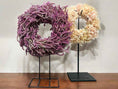 Bild in Galerie-Betrachter laden, Limonium Kranz 40 cm – Handgemachter Trockenblumenkranz in Violett | Naturkranz für Wand, Tür & Tisch | Dekokranz aus Statice
