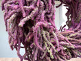 Bild in Galerie-Betrachter laden, Limonium Kranz 40 cm – Handgemachter Trockenblumenkranz in Violett | Naturkranz für Wand, Tür & Tisch | Dekokranz aus Statice
