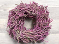 Bild in Galerie-Betrachter laden, Limonium Kranz 40 cm – Handgemachter Trockenblumenkranz in Violett | Naturkranz für Wand, Tür & Tisch | Dekokranz aus Statice