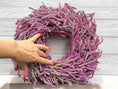 Bild in Galerie-Betrachter laden, Limonium Kranz 40 cm – Handgemachter Trockenblumenkranz in Violett | Naturkranz für Wand, Tür & Tisch | Dekokranz aus Statice