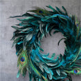 Bild in Galerie-Betrachter laden, Kranz aus echten Pfauenfedern – Natur oder gebleicht | Federnkranz 55 cm | Boho Wandkranz Türdeko Handarbeit | Deko Federschmuck