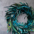 Bild in Galerie-Betrachter laden, Kranz aus echten Pfauenfedern – Natur oder gebleicht | Federnkranz 55 cm | Boho Wandkranz Türdeko Handarbeit | Deko Federschmuck