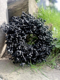 Bild in Galerie-Betrachter laden, Schwarzer Kranz aus Eukalyptus Samen 30 cm Durchmesser, Türkranz Wandkranz