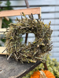 Bild in Galerie-Betrachter laden, Weihnachtskranz Natur – Mooskranz mit Ästen (Ø 28 cm) | Handgemachte Winterdeko, rustikaler Türkranz für Weihnachten