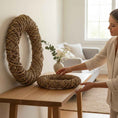 Bild in Galerie-Betrachter laden, XXL Großer Rattan-Kranz 100 cm – Naturdeko Türkranz – Handgefertigt – Boho Wandkranz – Kranz aus Rattan für Innen & Außen