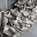 Bild in Galerie-Betrachter laden, Palmblatt Kranz 40cm – helles Taupe – flache Rückseite mit Öse – Türkranz Wandkranz – optional Metallhalter