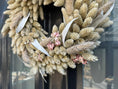 Bild in Galerie-Betrachter laden, Shabby-weißer Kranz, 28 cm Durchmesser, Weiß rosa Blüten Frühlingskranz