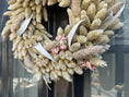 Bild in Galerie-Betrachter laden, Shabby-weißer Kranz, 28 cm Durchmesser, Weiß rosa Blüten Frühlingskranz