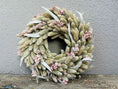 Bild in Galerie-Betrachter laden, Shabby-weißer Kranz, 28 cm Durchmesser, Weiß rosa Blüten Frühlingskranz