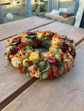 Bild in Galerie-Betrachter laden, Trockenblumen Kranz 28 cm bunt | Frühlingskranz Tür | Boho Kranz Natur | Wandkranz Trockenblumen | Deko Haustür Frühling