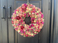 Bild in Galerie-Betrachter laden, Trockenblumenkranz 30 cm rosa pink | Türkranz Frühling Sommer | Strohblumenkranz Wanddeko | Boho Kranz | mit oder ohne Halter