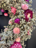 Bild in Galerie-Betrachter laden, Trockenblumenkranz 30 cm natur pink | Türkranz Boho | Wiesenkranz | Wandkranz | Landhaus Deko | mit oder ohne Halter