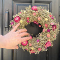 Bild in Galerie-Betrachter laden, Trockenblumenkranz 30 cm natur pink | Türkranz Boho | Wiesenkranz | Wandkranz | Landhaus Deko | mit oder ohne Halter