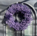 Bild in Galerie-Betrachter laden, Handgebundener Trockenblumenkranz aus lila Schleierkraut – 30 cm Durchmesser, ideal als Tür- oder Wandkranz im Boho-Stil