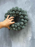 Bild in Galerie-Betrachter laden, Zuckerschotenkranz 30 cm – Boho Wandkranz aus Trockenblumen | Handgefertigt | Naturdeko