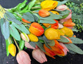 Bild in Galerie-Betrachter laden, Künstliche Tulpen im Bund (7 Stück) – Rosé, Gelb oder Orange – Real Touch Tulpen – Frühlingsdeko langlebig – Kunstblumen Strauß - Kranzshop