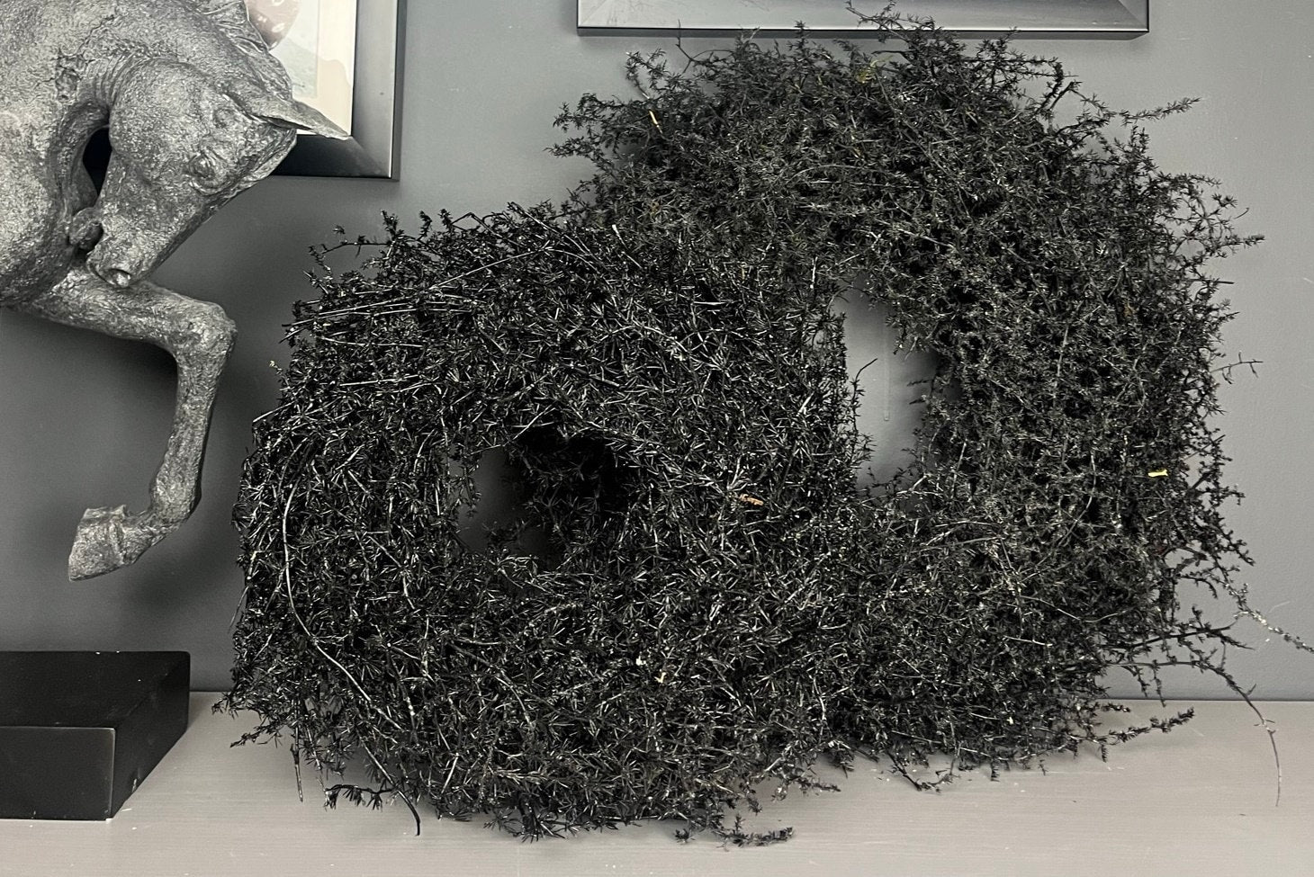 Schwarzer Asparagus-Kranz – 28, 35, 45 und 60 cm | Handgemachter Naturkranz für moderne Wanddeko