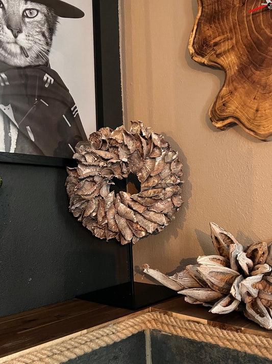 Eleganter Ständer für Wandkranz/ Wandkränze in weiß und schwarz lackiert, mit Gummifüssen, sehr standsicher. Geeignet für Kränze bis 35 cm.