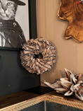 Bild in Galerie-Betrachter laden, Eleganter Ständer für Wandkranz/ Wandkränze in weiß und schwarz lackiert, mit Gummifüssen, sehr standsicher. Geeignet für Kränze bis 35 cm.