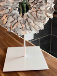 Bild in Galerie-Betrachter laden, Eleganter Ständer für Wandkranz/ Wandkränze in weiß und schwarz lackiert, mit Gummifüssen, sehr standsicher. Geeignet für Kränze bis 35 cm.
