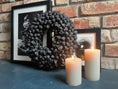 Bild in Galerie-Betrachter laden, Shabby-schwarz Kranz / Türkranz / Wandkranz mit Coco-Früchten 37 cm Durchmesser