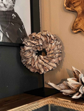 Bild in Galerie-Betrachter laden, Eleganter Ständer für Wandkranz/ Wandkränze in weiß und schwarz lackiert, mit Gummifüssen, sehr standsicher. Geeignet für Kränze bis 60 cm.