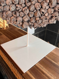 Bild in Galerie-Betrachter laden, Eleganter Ständer für Wandkranz/ Wandkränze in weiß und schwarz lackiert, mit Gummifüssen, sehr standsicher. Geeignet für Kränze bis 60 cm.