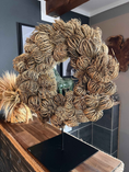 Bild in Galerie-Betrachter laden, Eleganter Ständer für Wandkranz/ Wandkränze in weiß und schwarz lackiert, mit Gummifüssen, sehr standsicher. Geeignet für Kränze bis 60 cm.