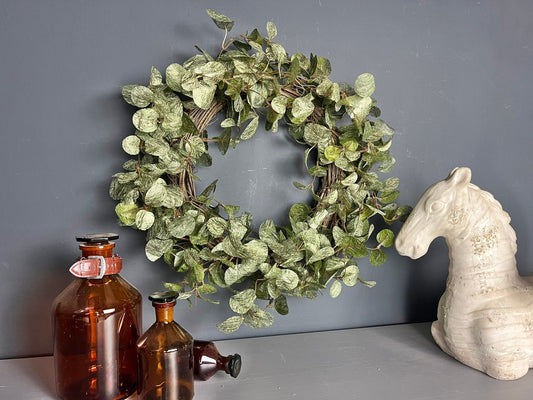 Wandelbare Eleganz: Salbei-Grün Kranz in 50 cm Durchmesser aus Biegsamen Zweigen und Silberblättern" - Kranzshop