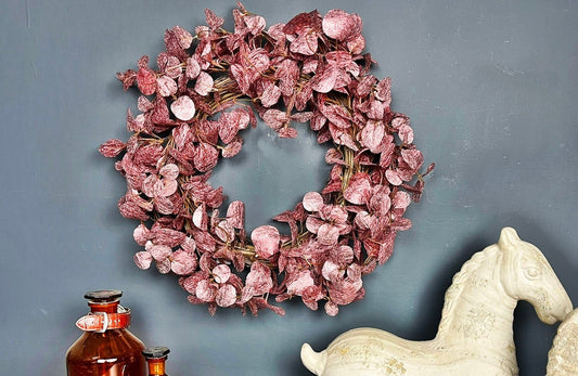 Wandelbare Eleganz: Brasilroter Kranz in 50 cm Durchmesser aus Biegsamen Zweigen und Silberblättern" - Kranzshop