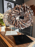 Bild in Galerie-Betrachter laden, Eleganter Ständer für Wandkranz/ Wandkränze in weiß und schwarz lackiert, mit Gummifüssen, sehr standsicher. Geeignet für Kränze bis 60 cm.