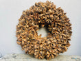 Bild in Galerie-Betrachter laden, XL Wandkranz aus Esskastanienhüllen (55 cm Durchmesser, natur) Indoor & Outdoor