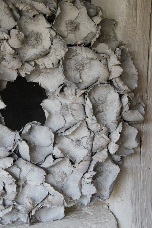 Türkranz Indoor-Wandkranz mit Großen 10 cm Blüten 45 cm Durchmesser, Farbe Weiß, Praktische Aufhängung - Kranzshop