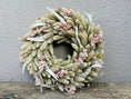 Bild in Galerie-Betrachter laden, Shabby-weißer Kranz, 28 cm Durchmesser, Weiß rosa Blüten Frühlingskranz