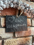 Bild in Galerie-Betrachter laden, Schiefer-Tafel: Vielseitiges Türschild für Herzlich Willkommen und Notizen + JUTEBAND