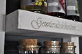 Bild in Galerie-Betrachter laden, Personalisiertes Gewürzregal Holz Vintage Weiß - Ca. 10 Cm tief / Breite 40 - 80 cm , Küchenregal Hoch/Querformat 3 Regalboden - NordsHunger
