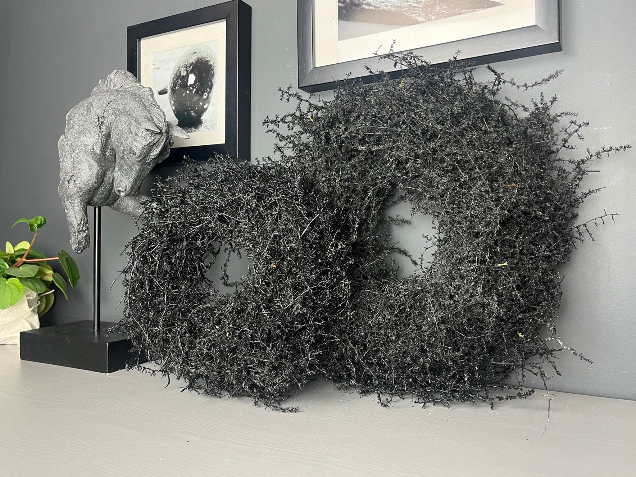 Schwarzer handgefertigter Asparagus-Kranz – 35 cm Durchmesser, moderne Wand- oder Tischdeko im minimalistischen Naturstil