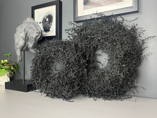 Schwarzer handgefertigter Asparagus-Kranz – 35 cm Durchmesser, moderne Wand- oder Tischdeko im minimalistischen Naturstil