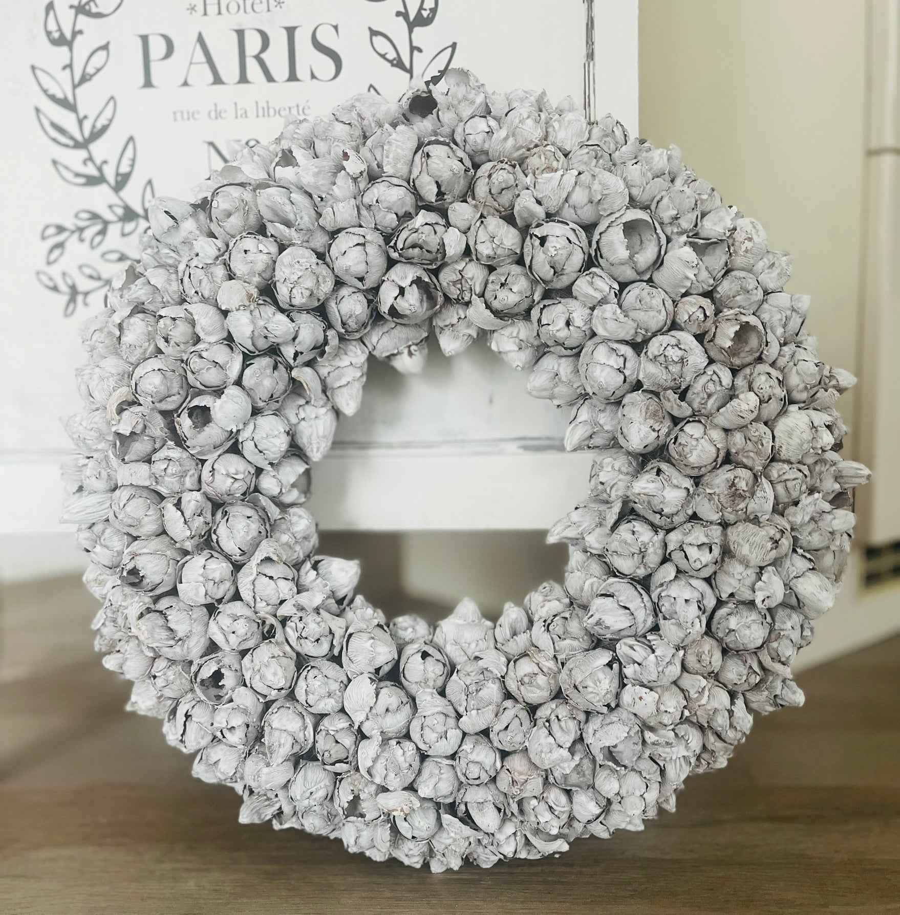 Shabby-weißer Kranz / Türkranz / Wandkranz mit Coco-Früchten 40 cm Dur