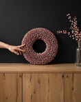 Bild in Galerie-Betrachter laden, Kranz Bakulifrucht Kranz 40 cm | Vintage Rosa | Türkranz mit flacher Rückseite
