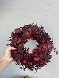 Bild in Galerie-Betrachter laden, Konservierter Eukalyptuskranz 28 cm Bordeaux | Türkranz Weinrot | Wandkranz Eukalyptus | Naturdeko | Ganzjahreskranz
