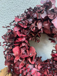 Bild in Galerie-Betrachter laden, Konservierter Eukalyptuskranz 28 cm Bordeaux | Türkranz Weinrot | Wandkranz Eukalyptus | Naturdeko | Ganzjahreskranz
