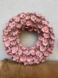 Bild in Galerie-Betrachter laden, Cocoblüten Kranz 40 cm Altrosa | Türkranz Natur | Wandkranz Vintage Rosa | Flache Rückseite | Mit Aufhängeöse | Landhaus Deko

