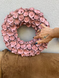 Bild in Galerie-Betrachter laden, Cocoblüten Kranz 40 cm Altrosa | Türkranz Natur | Wandkranz Vintage Rosa | Flache Rückseite | Mit Aufhängeöse | Landhaus Deko
