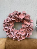 Bild in Galerie-Betrachter laden, Mandelschotenkranz 45 cm Altrosa | Türkranz Natur | Wandkranz Vintage Rosa | Landhaus Deko | Boho Deko | Ganzjahreskranz
