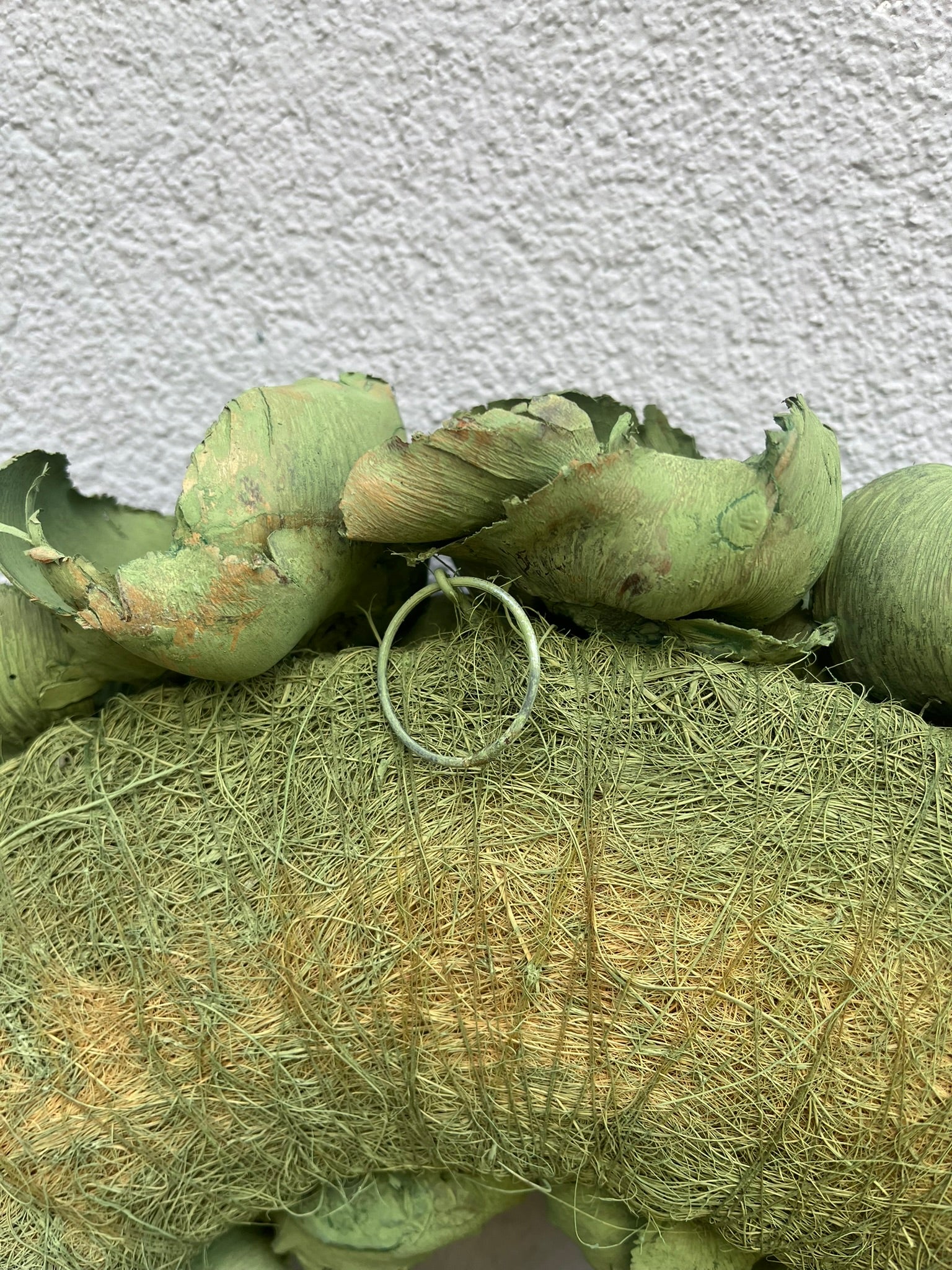 Deko Kranz 45cm – große Blüten – salbeigrün – flache Rückseite mit Öse – Türkranz / Wandkranz – outdoor geeignet unter Dach