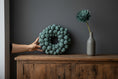 Bild in Galerie-Betrachter laden, Zuckerschotenkranz 30 cm – Boho Wandkranz aus Trockenblumen | Handgefertigt | Naturdeko
