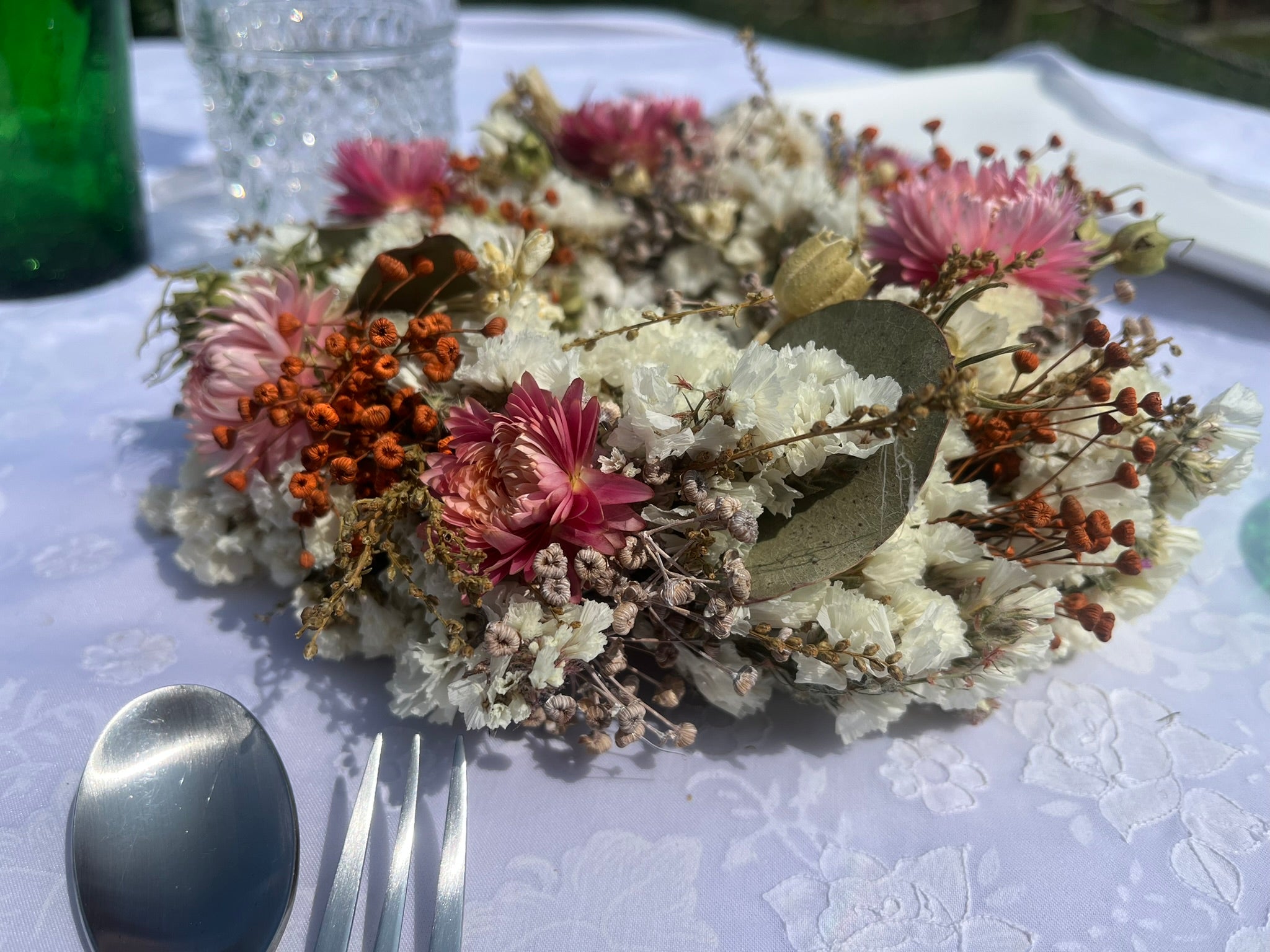 Blütenkranz aus Trockenblumen 20 cm | Rosa & Weiß | Handgemachter Tischkranz als Hochzeitsdeko oder Geschenk